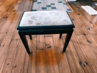 Taburete de piano con estampado floral