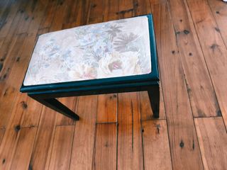 Taburete de piano con estampado floral