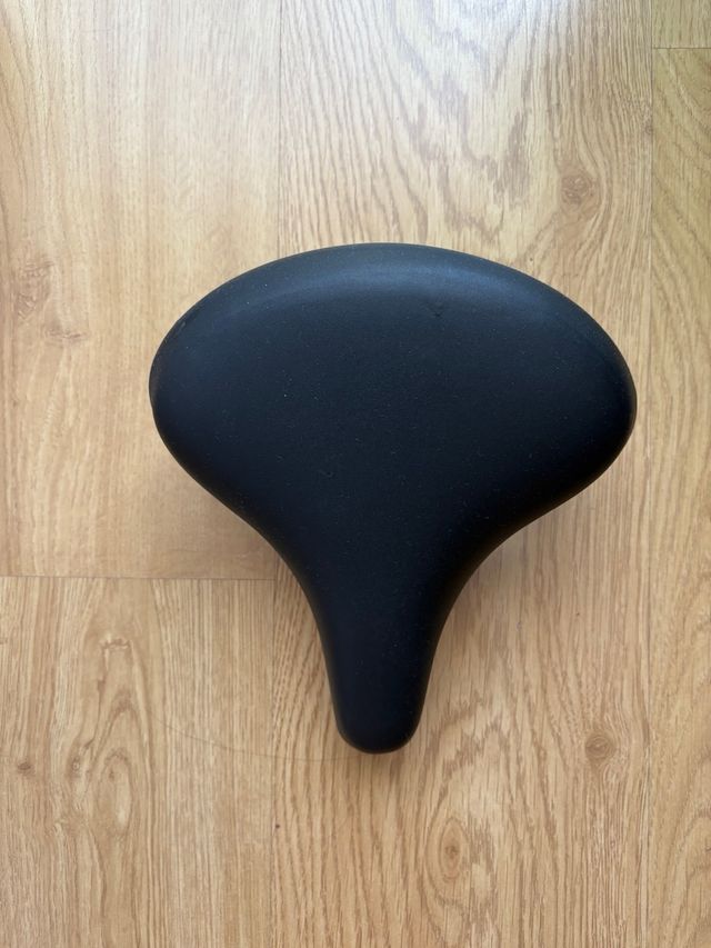 Sillín de bicicleta negro.