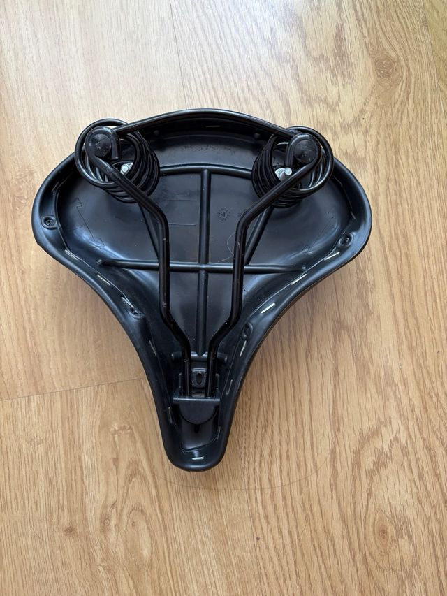 Sillín de bicicleta negro.