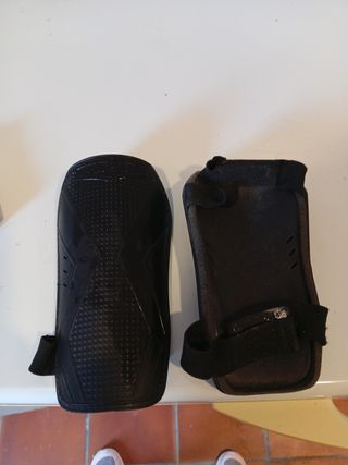 Espinilleras Fútbol Niñ@ Negro más botas 26 cesped