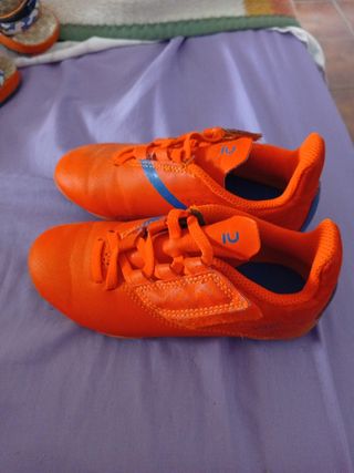 Espinilleras Fútbol Niñ@ Negro más botas 26 cesped