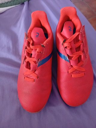 Espinilleras Fútbol Niñ@ Negro más botas 26 cesped