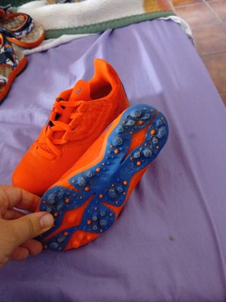Espinilleras Fútbol Niñ@ Negro más botas 26 cesped