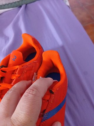 Espinilleras Fútbol Niñ@ Negro más botas 26 cesped