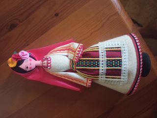 Figura campesina búlgara traje fiesta