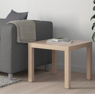 Mesa auxiliar IKEA madera clara