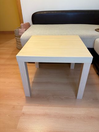 Mesa auxiliar IKEA madera clara