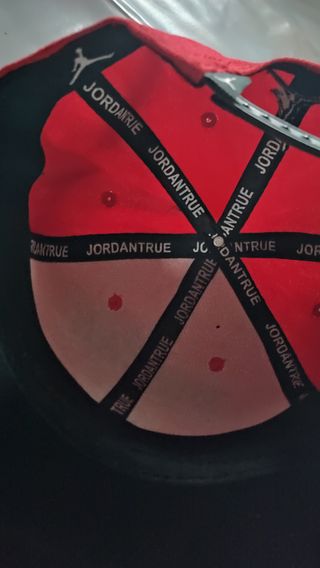 GORRA JORDAN 23 ROJO Y NEGRO