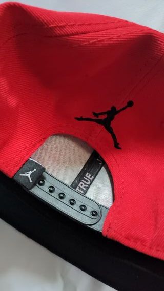 GORRA JORDAN 23 ROJO Y NEGRO