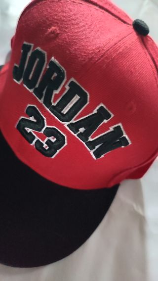GORRA JORDAN 23 ROJO Y NEGRO