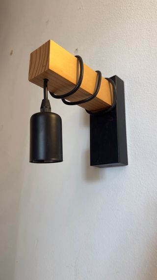 Aplique de pared madera y metal.