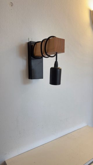 Aplique de pared madera y metal.