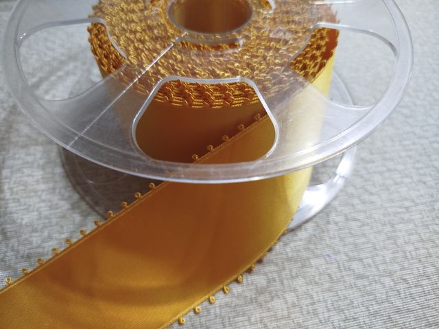 Cinta ocre con borde festoneado