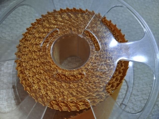 Cinta ocre con borde festoneado