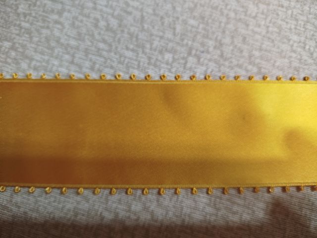 Cinta ocre con borde festoneado