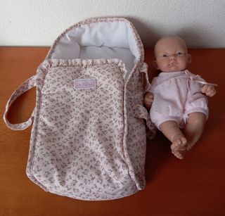 Muñeca bebé con saquito floral
