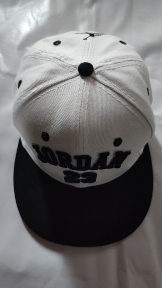 GORRA JORDAN 23 BLANCO Y NEGRO
