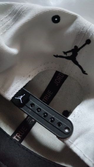 GORRA JORDAN 23 BLANCO Y NEGRO