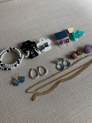 Lote de bisutería: 9 pares de pendientes, pulsera