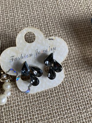 Lote de bisutería: 9 pares de pendientes, pulsera