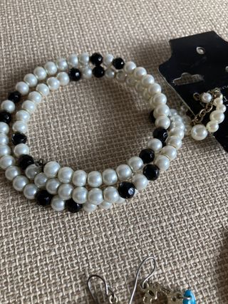 Lote de bisutería: 9 pares de pendientes, pulsera