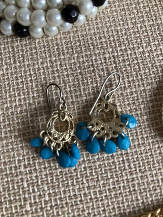 Lote de bisutería: 9 pares de pendientes, pulsera