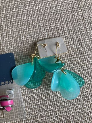 Lote de bisutería: 9 pares de pendientes, pulsera