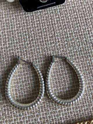 Lote de bisutería: 9 pares de pendientes, pulsera