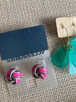 Lote de bisutería: 9 pares de pendientes, pulsera