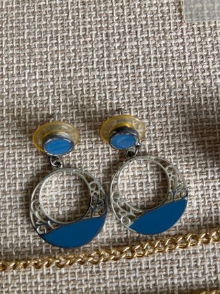 Lote de bisutería: 9 pares de pendientes, pulsera