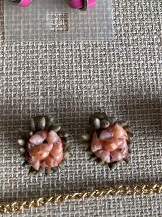 Lote de bisutería: 9 pares de pendientes, pulsera