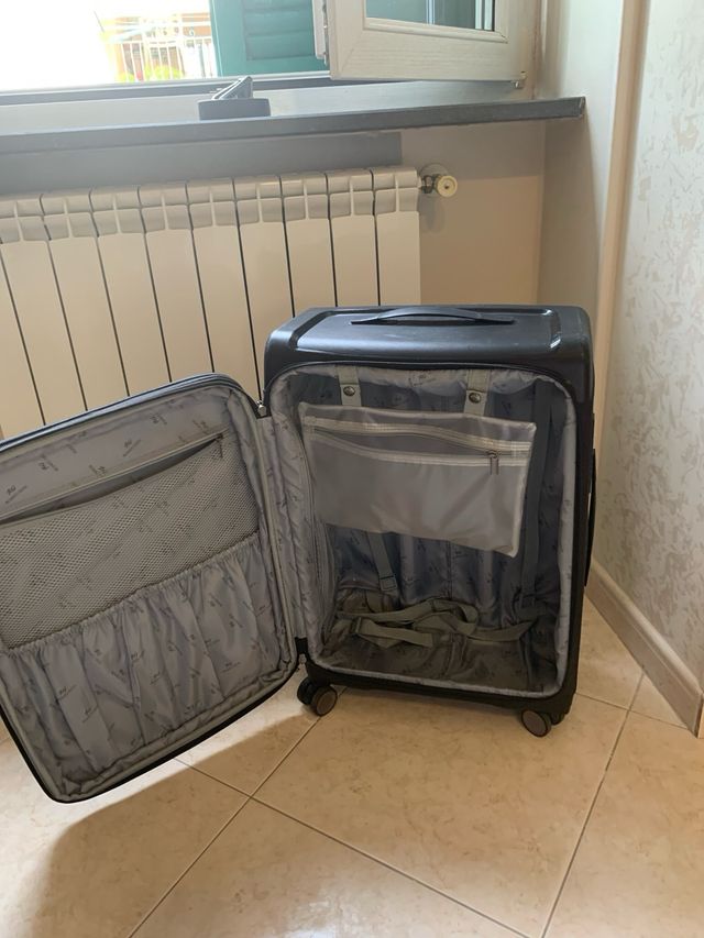 Valigia nera con manico telescopico