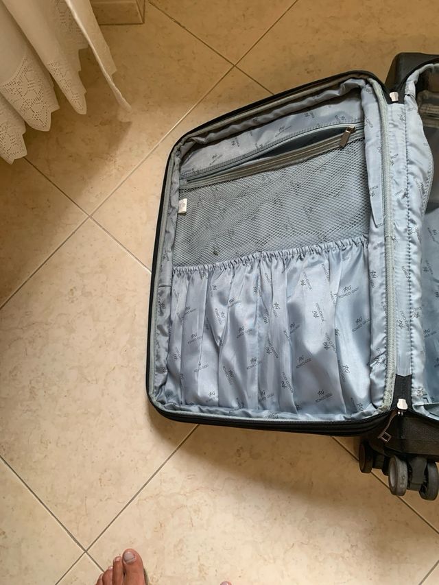 Valigia nera con manico telescopico