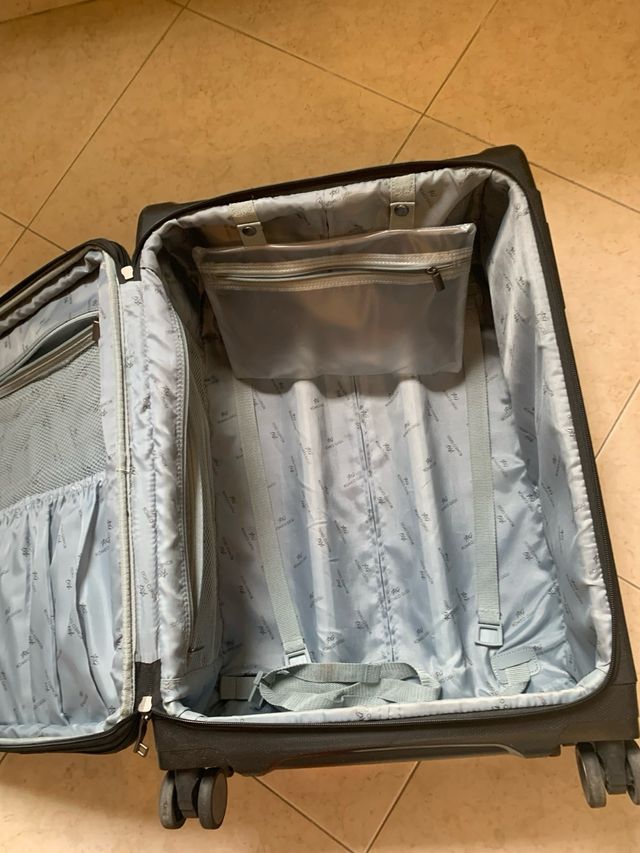 Valigia nera con manico telescopico