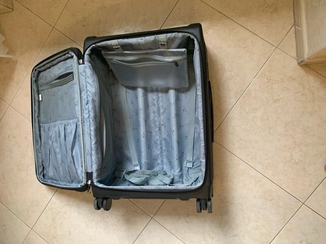 Valigia nera con manico telescopico