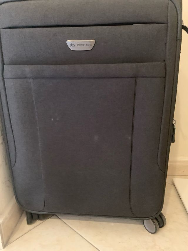 Valigia nera con manico telescopico