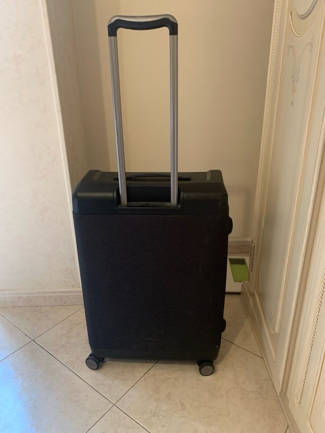 Valigia nera con manico telescopico