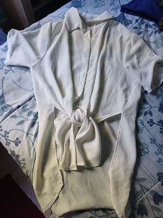 Camisa blanca con lazada