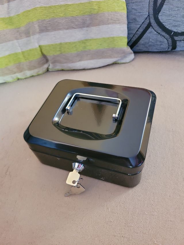 Caja de caudales metálica con llave