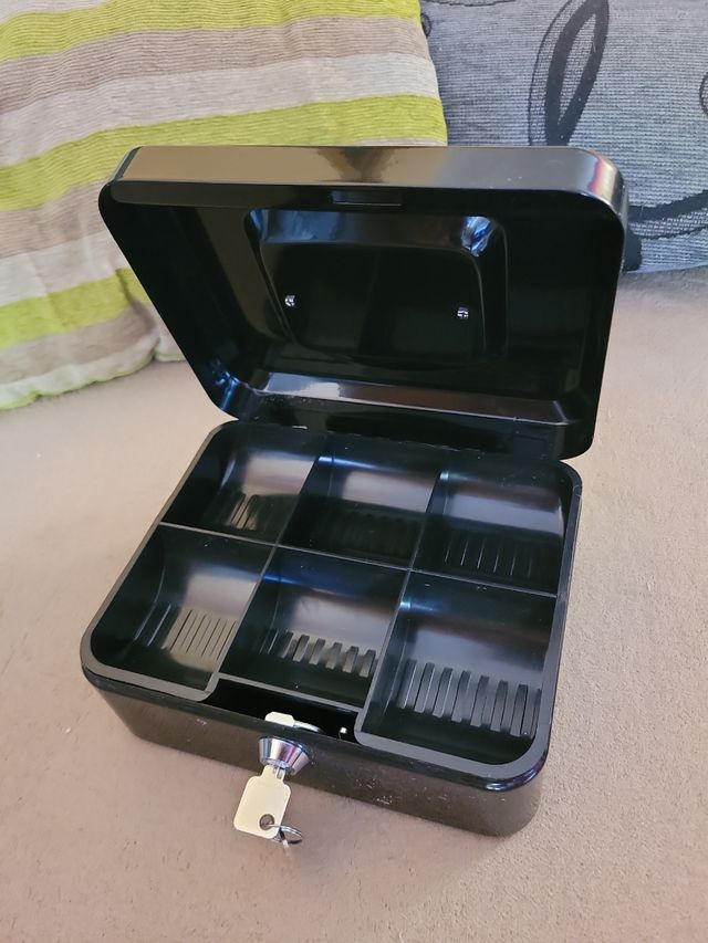 Caja de caudales metálica con llave