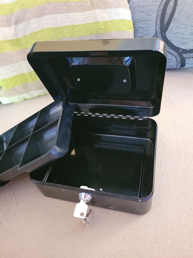Caja de caudales metálica con llave