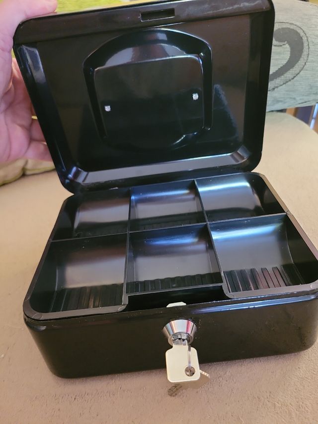 Caja de caudales metálica con llave