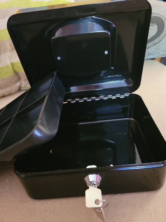 Caja de caudales metálica con llave