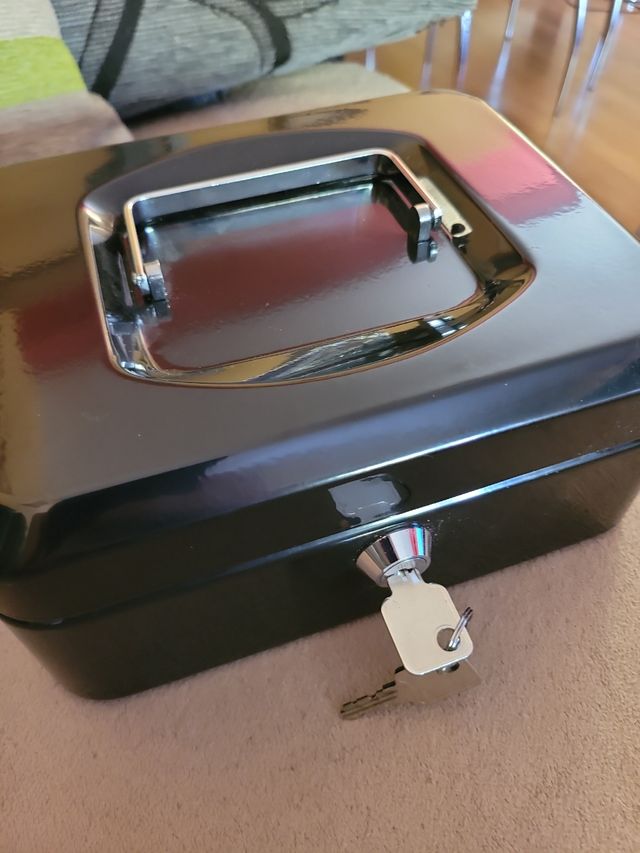 Caja de caudales metálica con llave