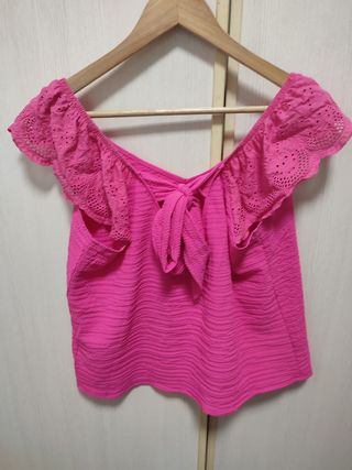 Blusa rosa fucsia con volantes y bordado