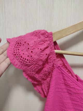 Blusa rosa fucsia con volantes y bordado