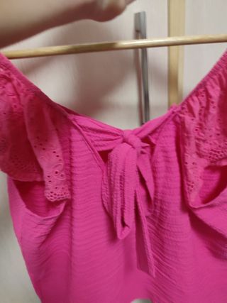 Blusa rosa fucsia con volantes y bordado