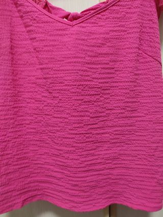 Blusa rosa fucsia con volantes y bordado