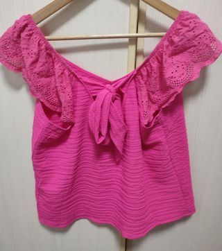 Blusa rosa fucsia con volantes y bordado